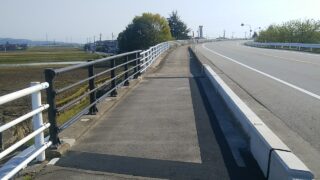 歩道橋に伸縮継手を新たに設置しました。