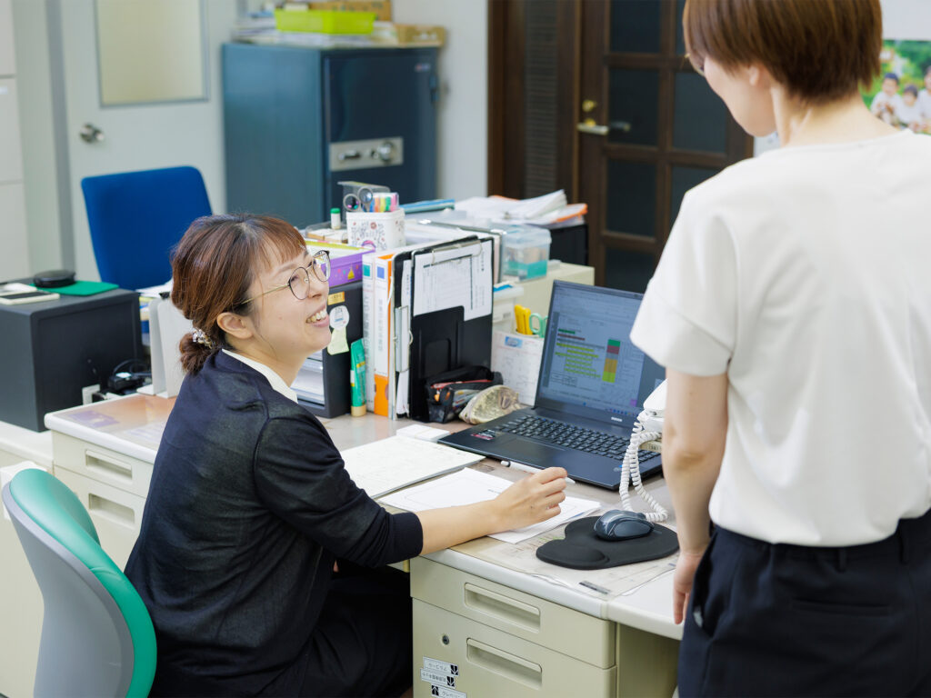 東城 社内